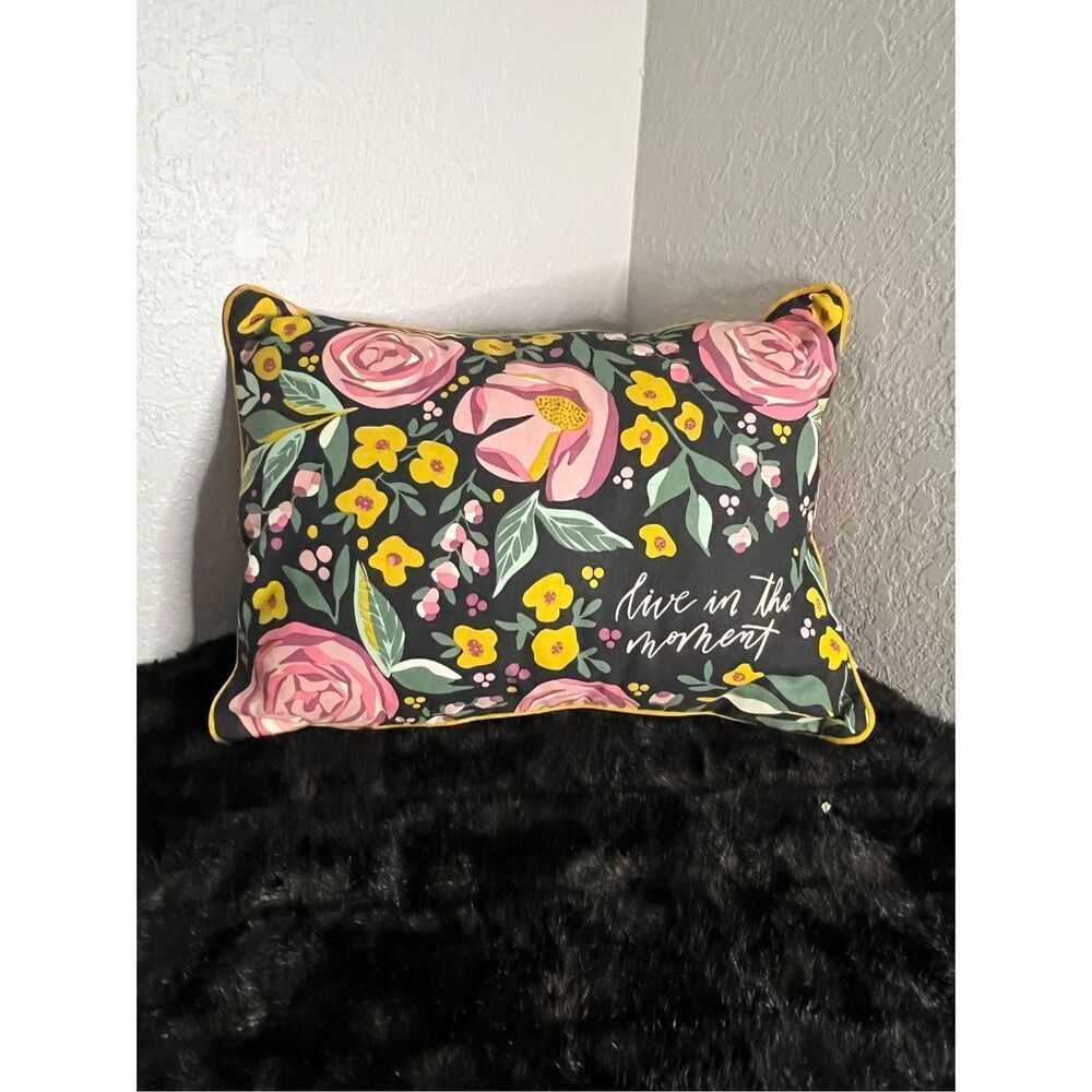 Floral Pillow: Live In The Moment primitives‎ by Kathy
